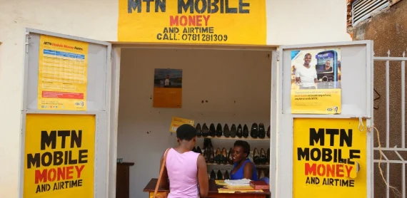 Une cabine de «mobile money» en Ouganda. Godong/UIG via Getty Images